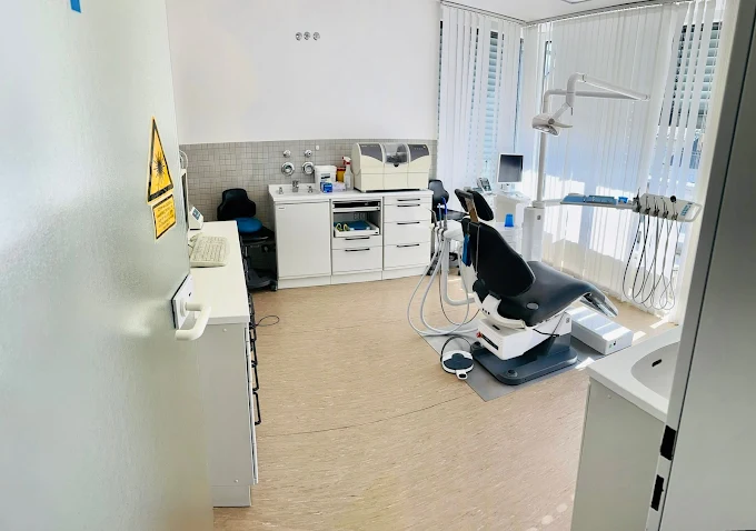 Behandlungszimmer mit modernem Zahnarztstuhl und Equipment