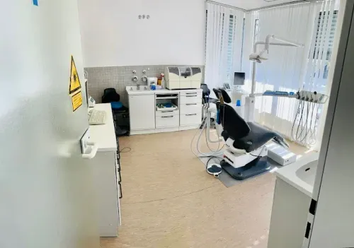 Behandlungszimmer der Zahnarztpraxis Dr. Tuna Berkel
